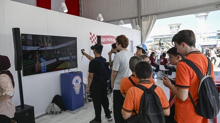 TEKNOFEST İstanbul'da yerini alan Anadolu Ajansı, ziyaretçilere ürün ve hizmetlerini tanıttı